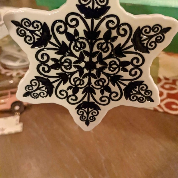 Gorgeous Black And White Ceramic Star Christmas Ornament Or Hanging Decor. - Picture 3 of 4